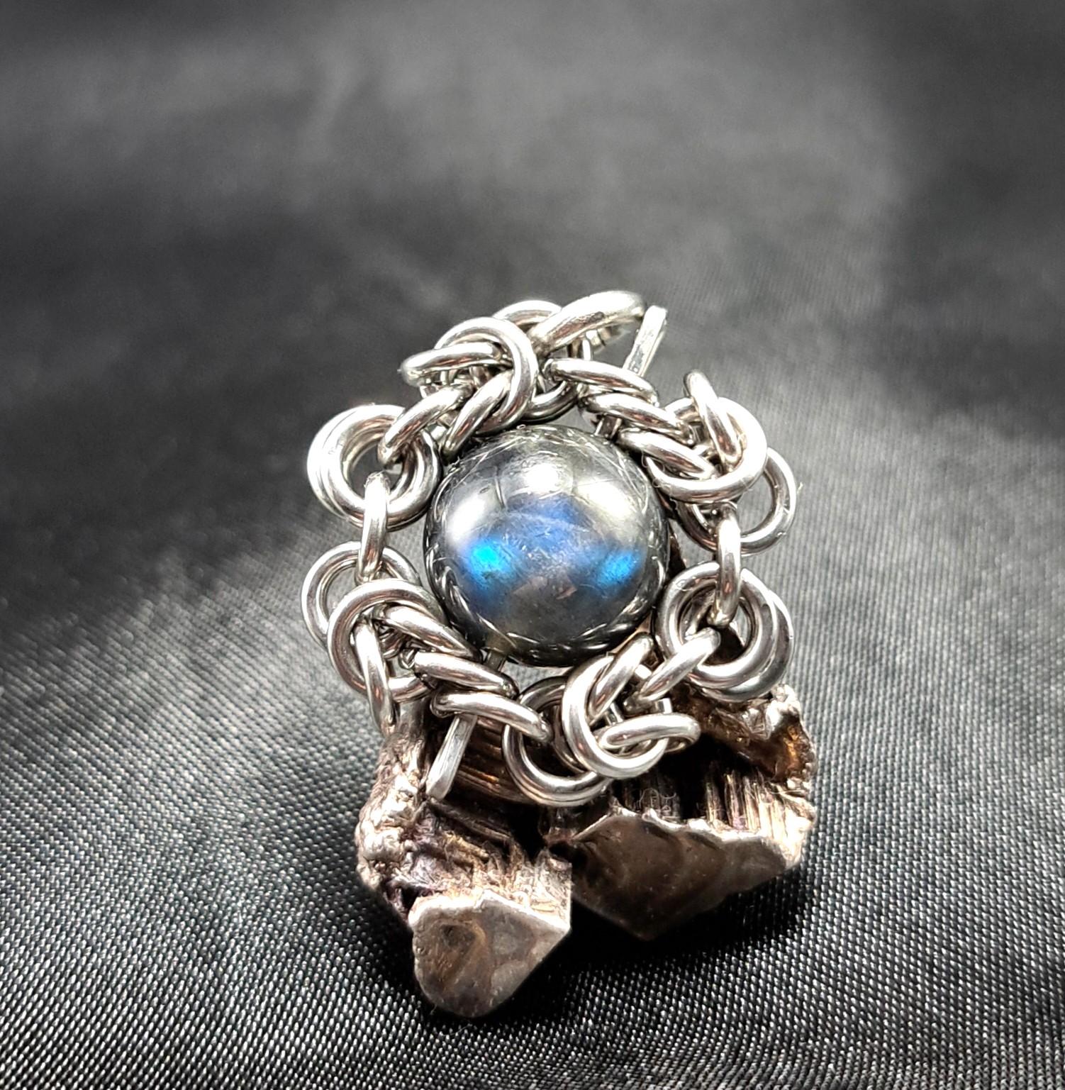 漆黒に浮かぶ蒼い閃光!　ブラック ラブラドライト ペンダントトップ