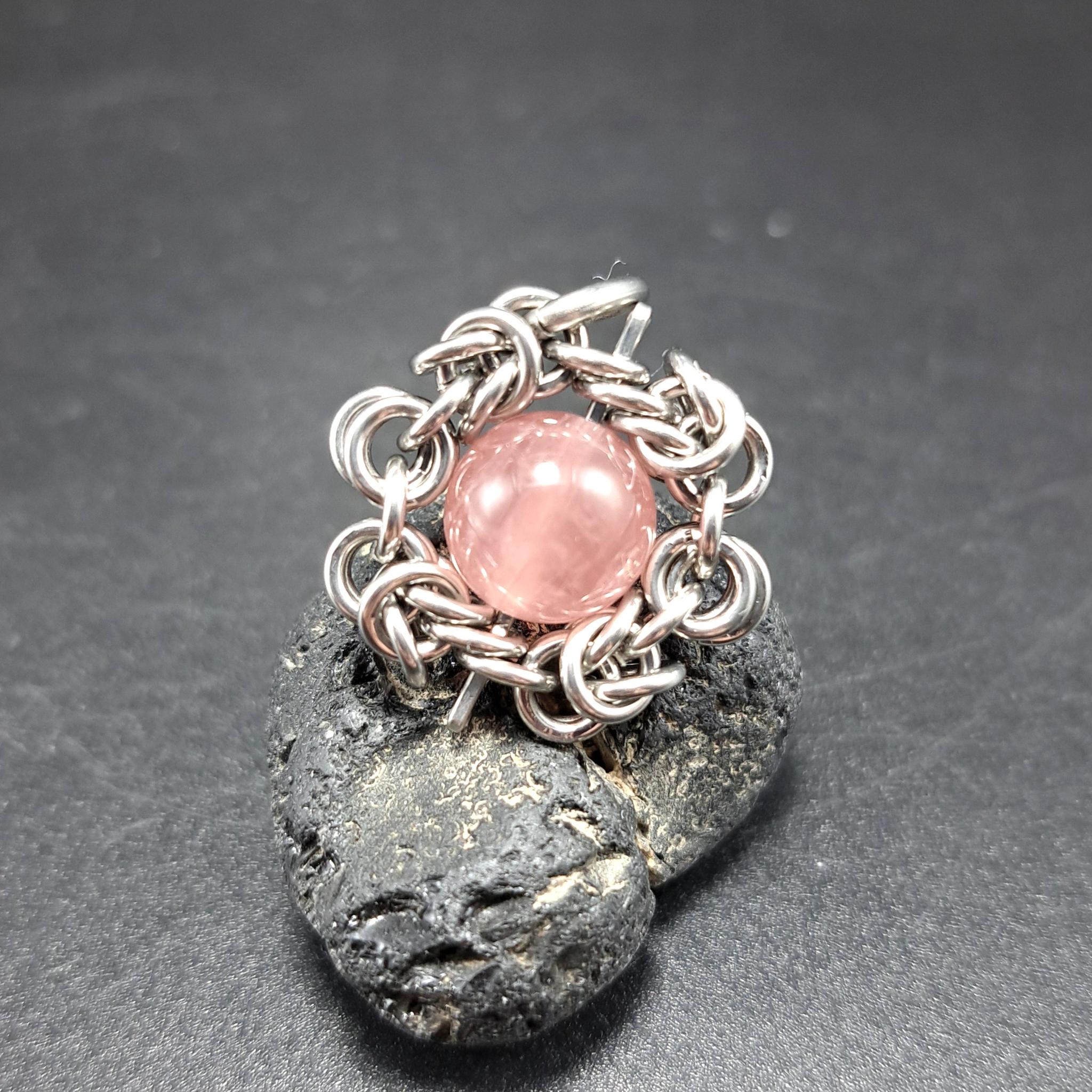 マダガスカル産の色味が強めの ローズクォーツ　ペンダントトップ