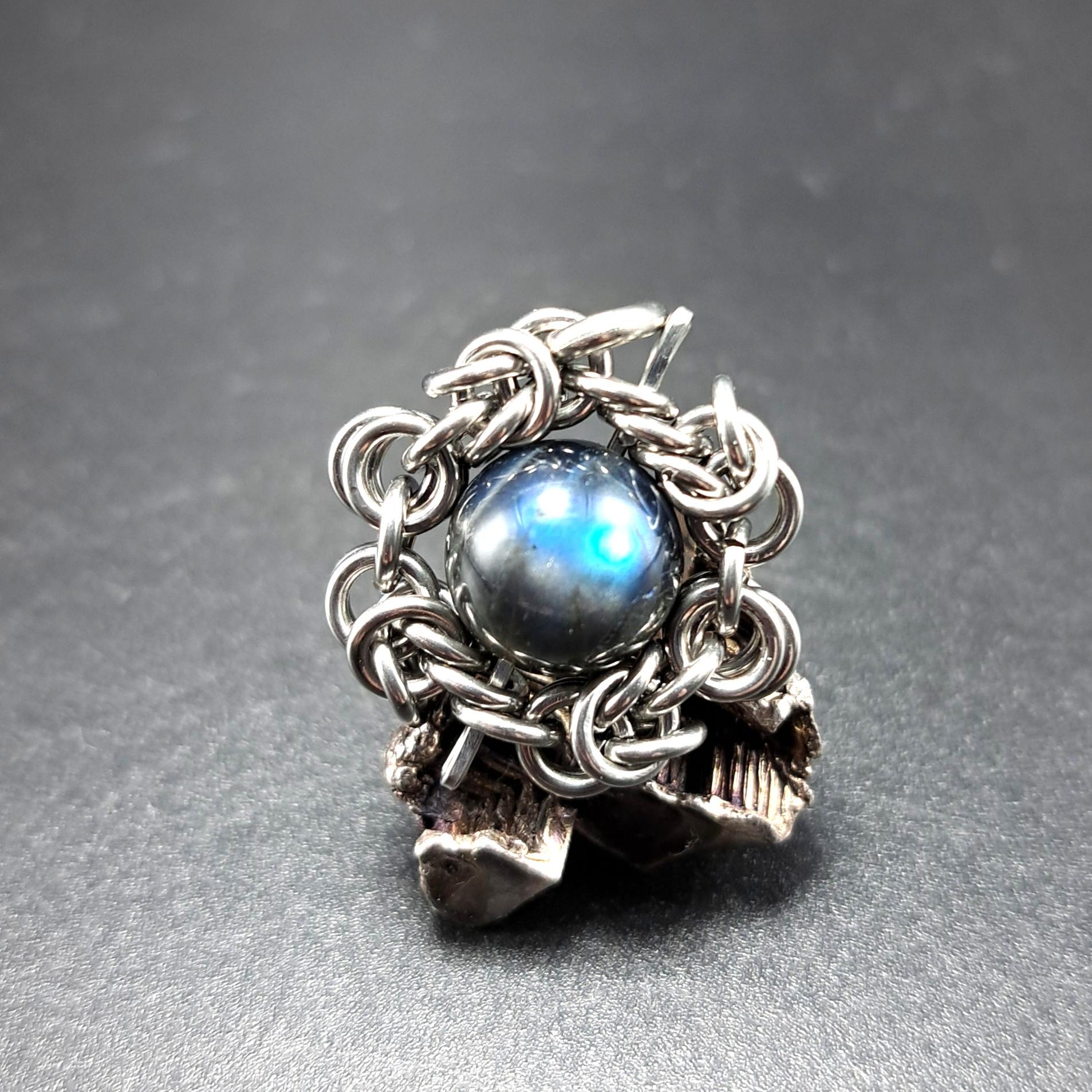 漆黒の地色に青色の光効果が美しい! ブラック ラブラドライト ペンダントトップ