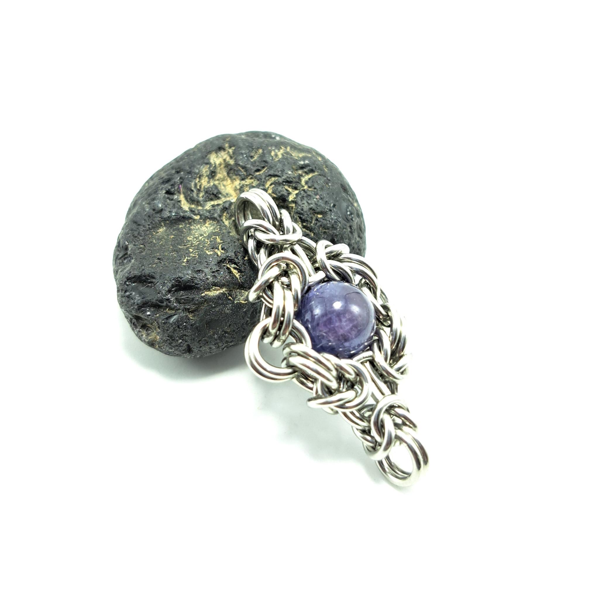 蛍光性をもつ珍しい サファイア の ペンダントトップ