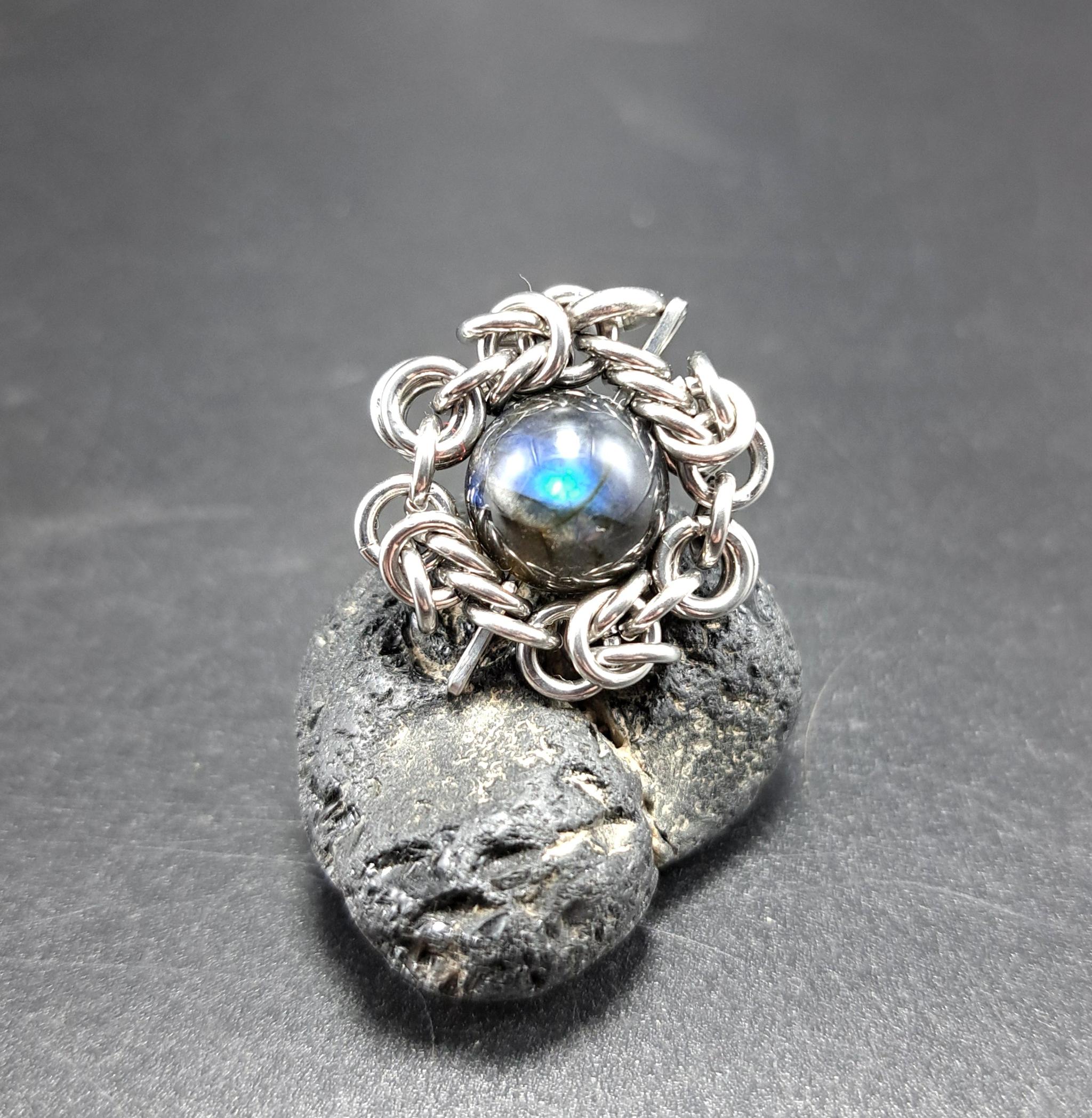 漆黒の地色に青色の光効果が美しい! ブラック ラブラドライト ペンダントトップ