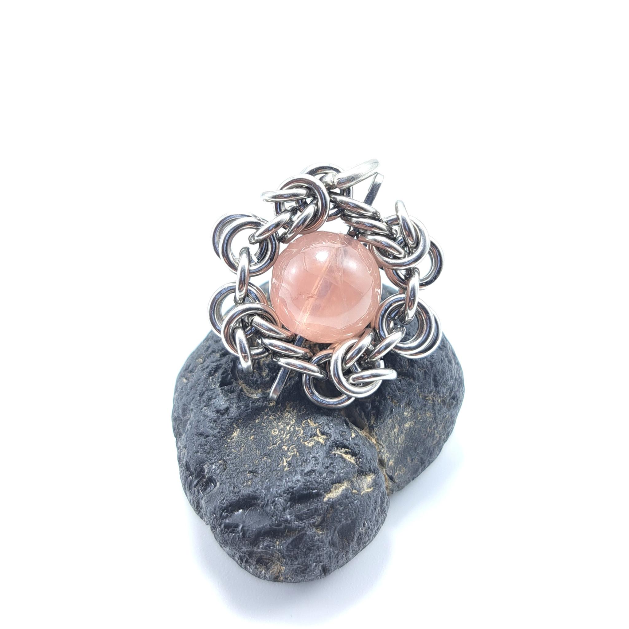 マダガスカル産の色味が強めの ローズクォーツ　ペンダントトップ1枚目の画像