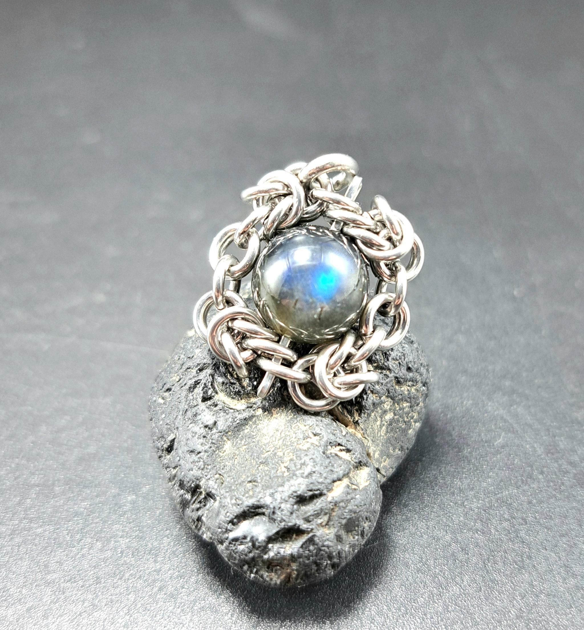 漆黒の地色に青色の光効果が美しい! ブラック ラブラドライト ペンダントトップ