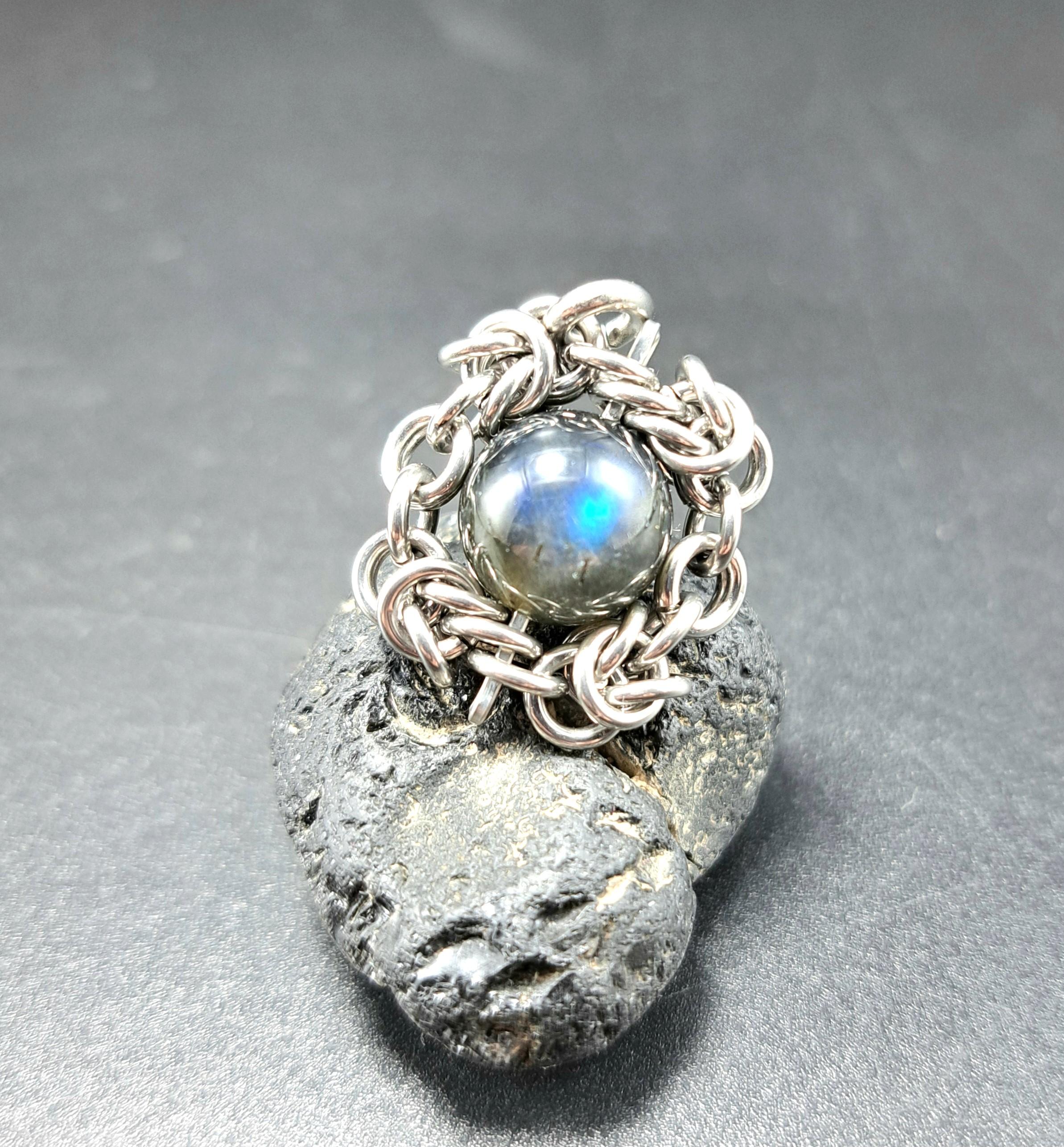 漆黒の地色に青色の光効果が美しい! ブラック ラブラドライト ペンダントトップ