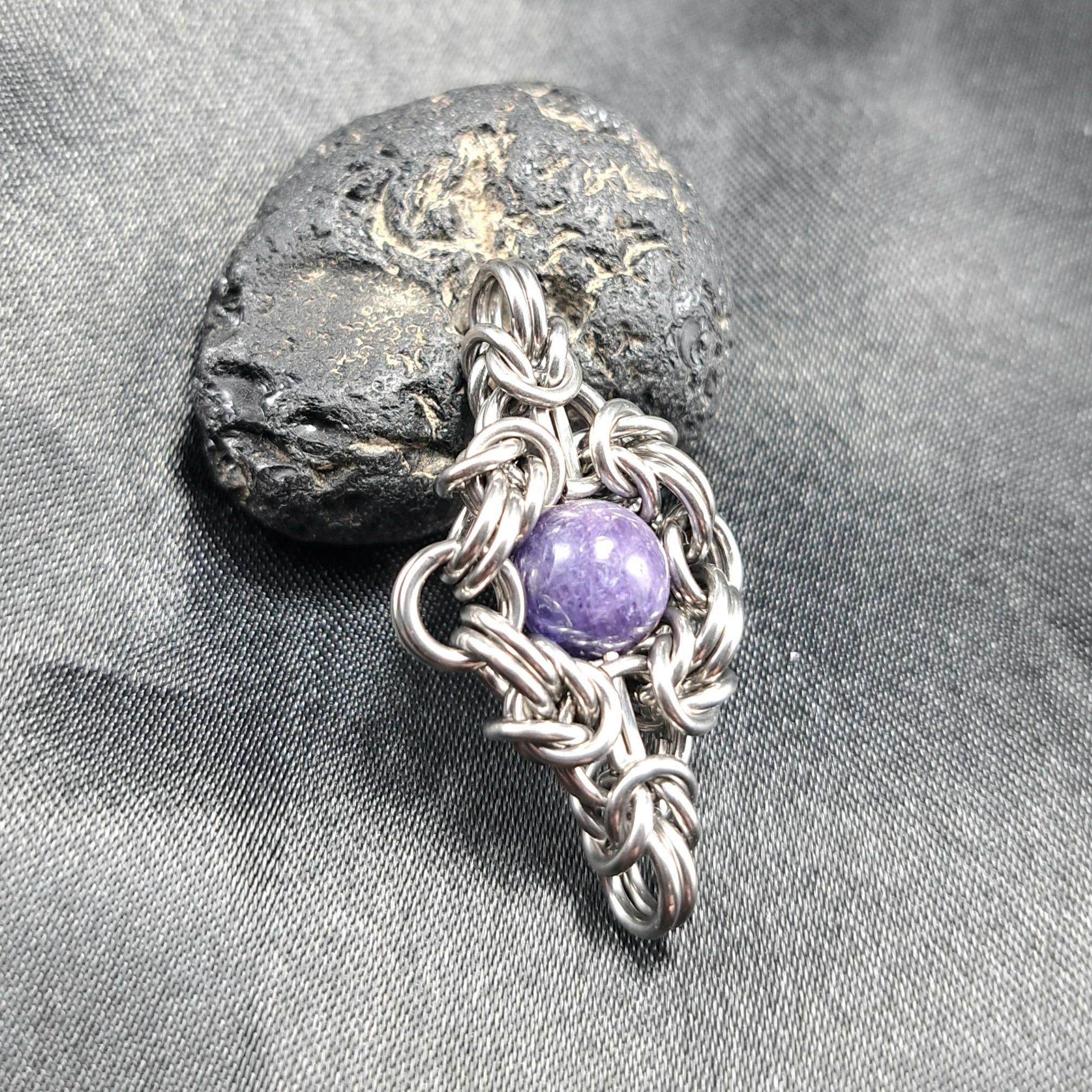 蛍光性をもつ珍しい サファイア の ペンダントトップ