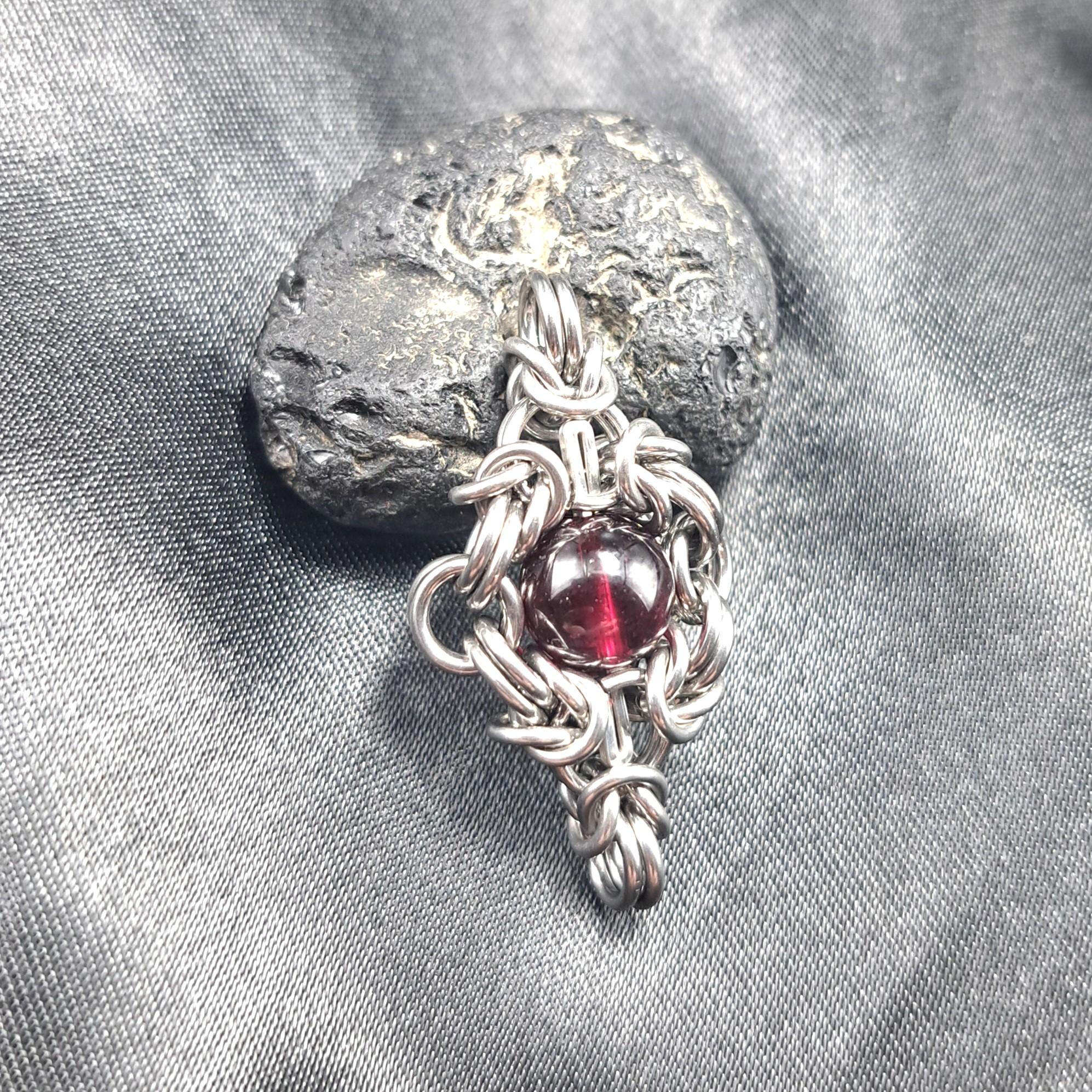 深みのあるワインレッドが綺麗! ロードライト ガーネット ペンダントトップ