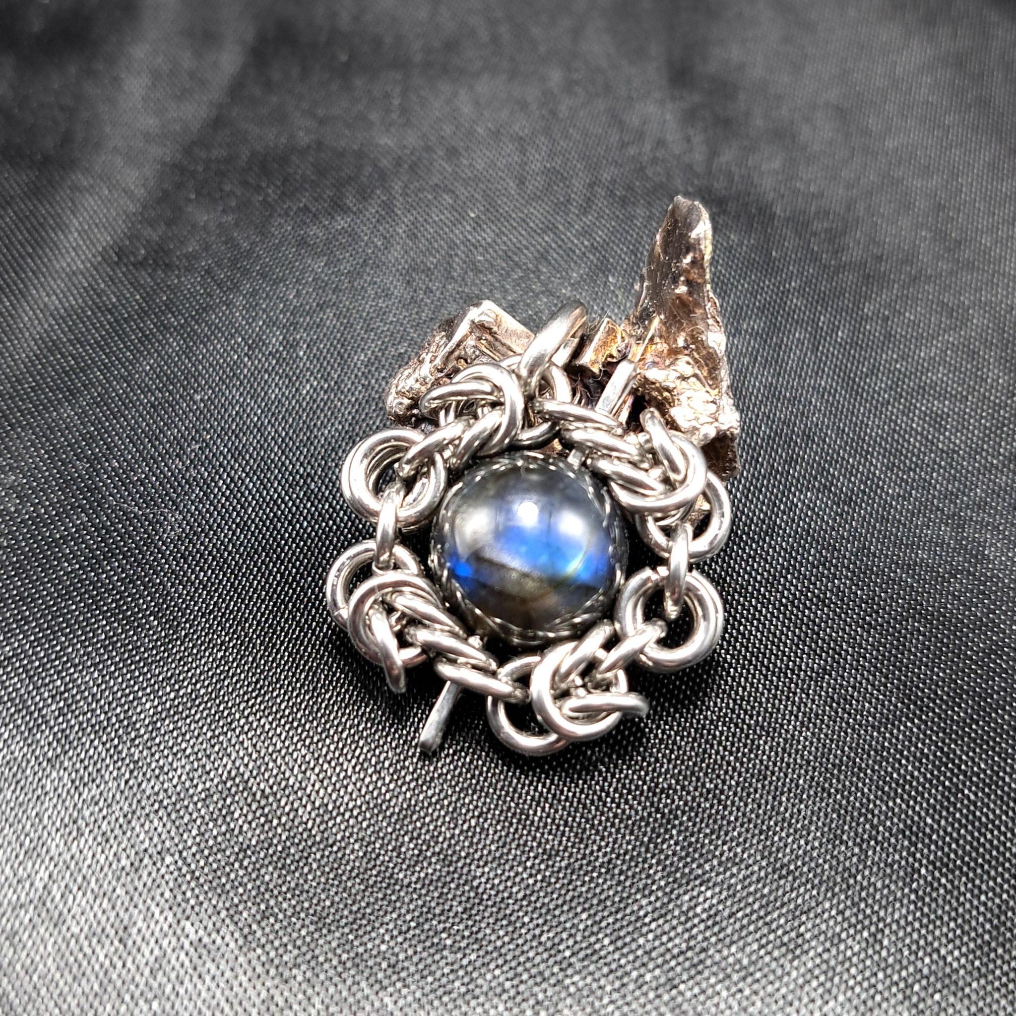 漆黒の地色に青色の光効果が美しい! ブラック ラブラドライト ペンダントトップ