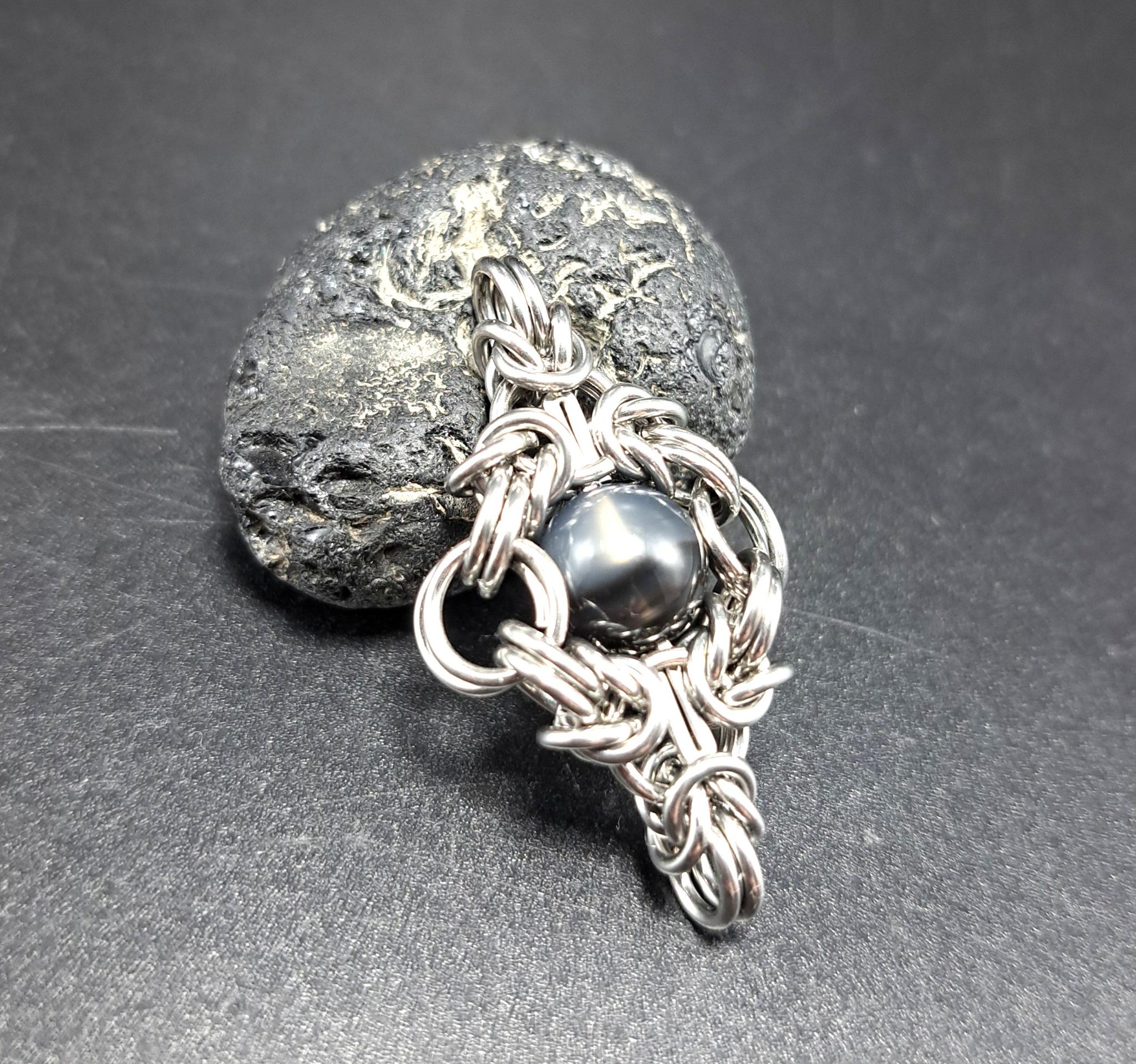 白と黒のツートンカラー&ほんのり蛍光発色! アゲート ペンダントトップ1枚目の画像